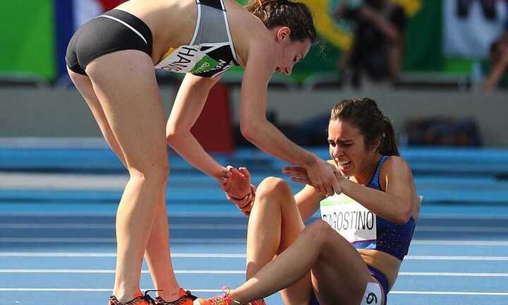 VĐV Mỹ và New Zealand dìu nhau về đích sau khi vấp ngã trên đường đua