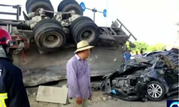 Xe bồn chở xi măng chổng bánh lên trời sau khi nghiền nát ôtô con