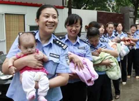 8 bé trai được giải cứu khỏi ổ buôn người mong chờ cha mẹ