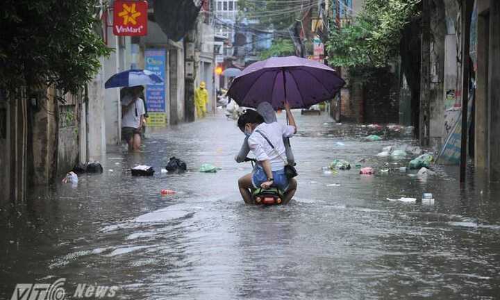 Bão số 3 Thần Sét suy yếu thành áp thấp nhiệt đới, gió vẫn giật cấp 9 tại Hà Nội