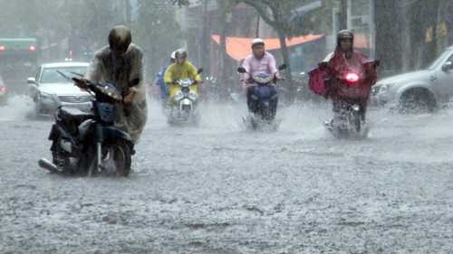 Bão số 3 tăng tốc, kéo theo mưa lớn đi vào đất liền