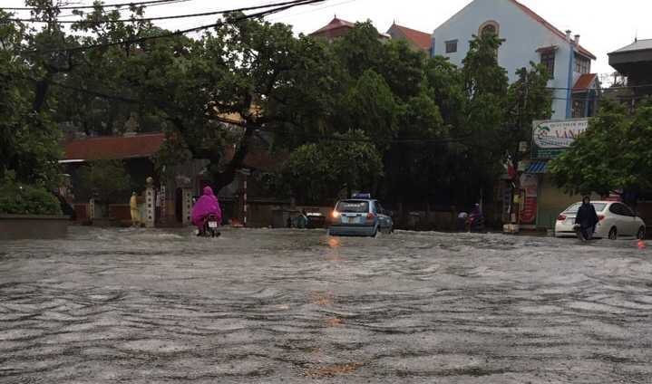 Làng cổ Hà Nội ngập trong biển nước, dân sợ điện giật không dám ra đường
