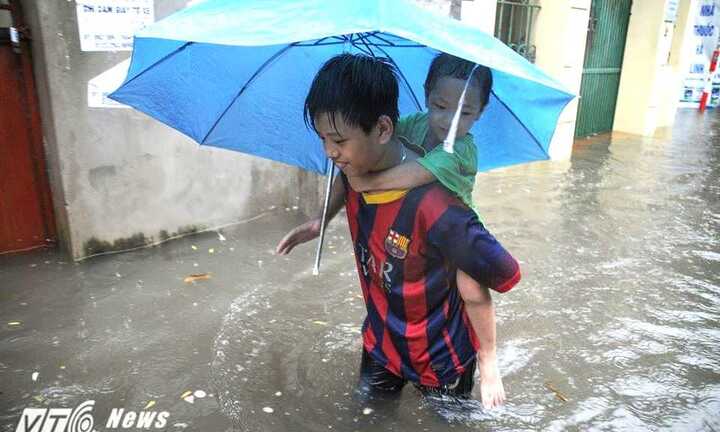 Trực tiếp: Bão số 3 Thần Sét đổ bộ, miền Bắc chìm trong mưa lũ