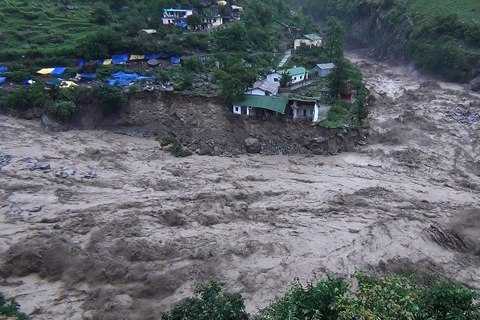 Lũ trên các sông đang lên nhanh, báo động nguy cơ ngập úng toàn miền Bắc