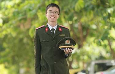 Nam sinh viên duy nhất của Học viện An ninh được phong hàm Trung uý năm 2016