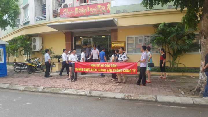 Chung cư CT2 Mễ Trì: Hô biến nhà để xe thành văn phòng của chủ đầu tư