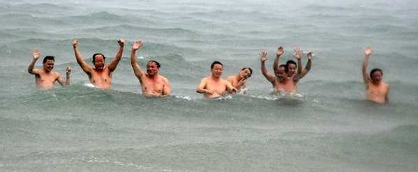 Bộ trưởng Trần Hồng Hà đội mưa tắm biển Quảng Trị