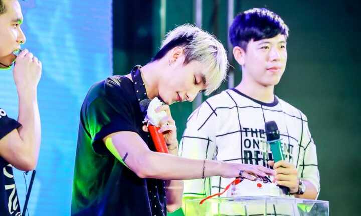 Sơn Tùng M-TP bị 'điện giật' vì nói dối fans