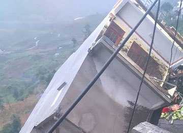 Nhà 3 tầng đổ ngang, nằm chỏng chơ do sạt lở núi ở Sa Pa