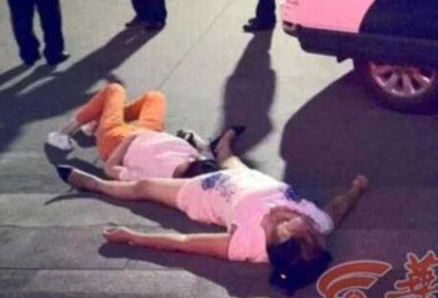 Cãi nhau liên tục 8 tiếng, 2 phụ nữ sùi bọt mép, ngất xỉu