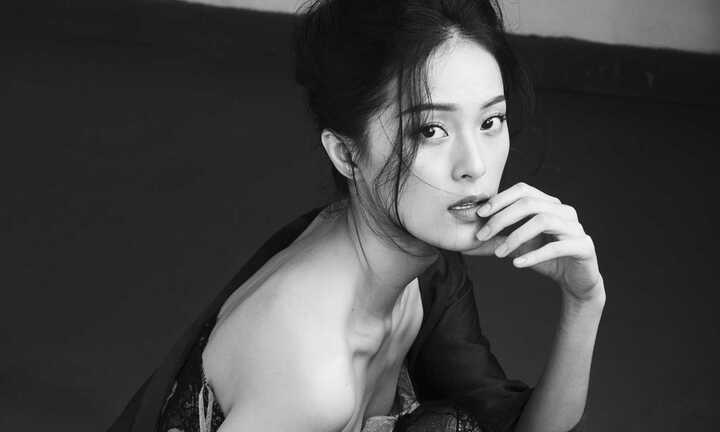 Bạn gái Cường Đô la váy ren xuyên thấu khoe thân hình mình hạc xương mai