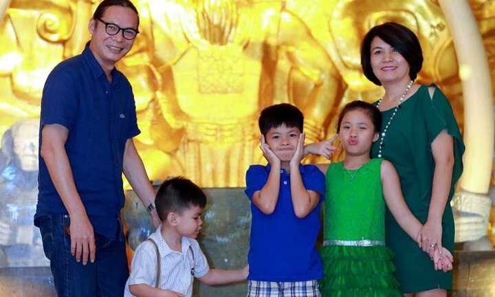 Trần Lực đưa vợ cùng ba con tới gặp danh ca Khánh Ly