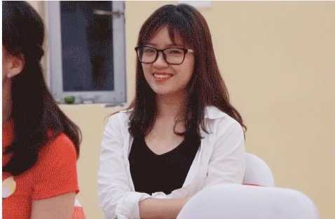 Cô gái xinh đẹp khóc trong phòng học khiến dân mạng xốn xang