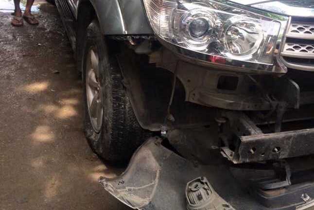 Nghi bắt cóc trẻ con, dân hò nhau đập nát ô tô