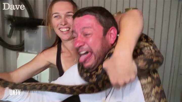 Trăn dài hơn 3 mét siết cổ người trong show truyền hình thực tế