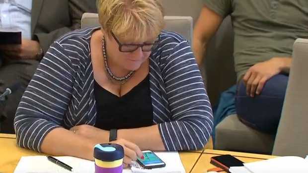 Nữ chính trị gia bị bắt quả tang chơi Pokémon Go trong phiên họp chính phủ