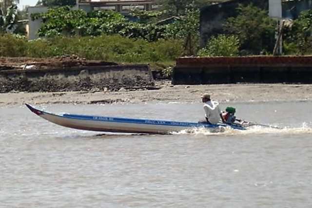 Chứng kiến cha rơi xuống nước, bé trai một mình gào khóc lênh đênh trên sông