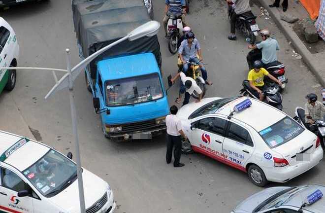 CSGT lấy thân mình đỡ đòn cho tài xế taxi bị hành hung