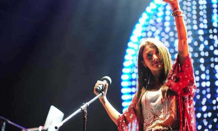 Fan đứng dưới mưa hát cùng cựu trưởng nhóm Kara