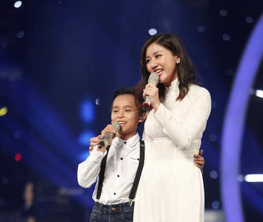 Hồ Văn Cường bẽn lẽn đáng yêu khi song ca cùng Văn Mai Hương