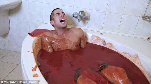 Chàng trai liều mạng ngâm mình trong bồn tương ớt siêu cay