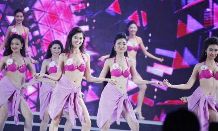 'Bỏng mắt' với đường cong của người đẹp Hoa hậu Việt Nam trong phần thi bikini