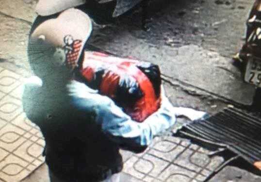 Mẹ che chắn cho con gái 13 tuổi 'khoắng' đồ