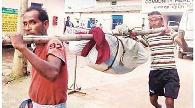 Nhân viên bệnh viện đạp gãy xác cụ bà 76 tuổi để tiện vận chuyển