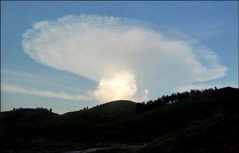 Đám mây hình nấm kỳ dị trên trời như tận thế khiến nước Nga xôn xao