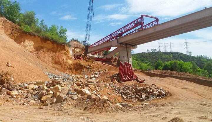 3 dầm cầu bất ngờ đổ sập