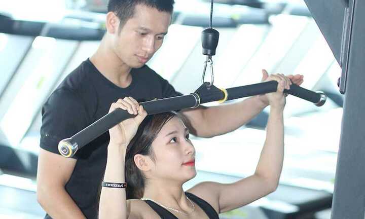 Huấn luyện viên điển trai bật mí bí quyết tập thể dục tại nhà