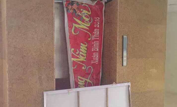 Thang máy rơi tự do từ tầng 14, một thanh niên may mắn thoát nạn