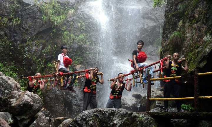Trung Quốc: Tân sinh viên bỏ hàng ngàn Nhân dân tệ thuê kiệu làm Trạng Nguyên