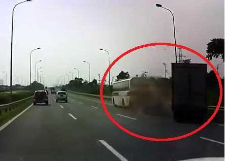 Xe khách chuyển làn, dừng đột ngột bị xe tải húc đuôi trên đại lộ Thăng Long
