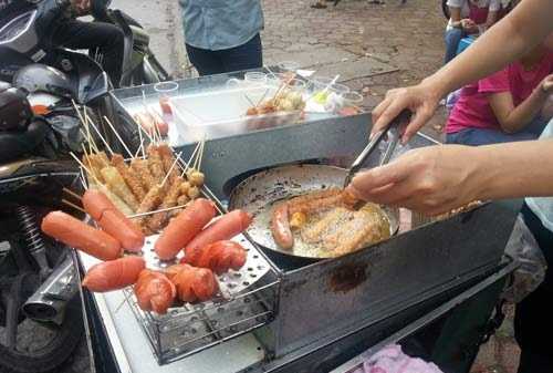 Ăn xúc xích ở cổng trường, 10 học sinh ngộ độc