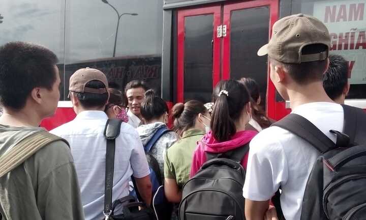 'Tôi chấp nhận đứng trên xe về quê, miễn sao anh cho tôi về'