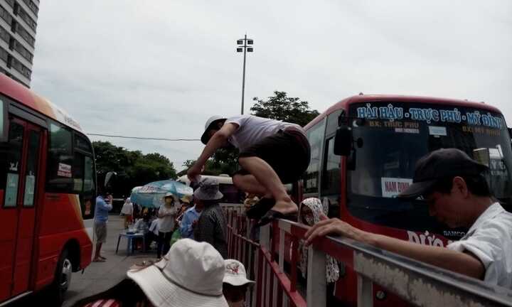 Già trẻ, gái trai nhảy như King Kong qua hàng rào bắt xe về quê