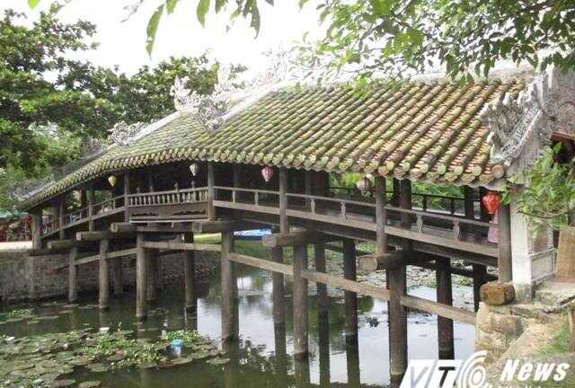 Chiêm ngưỡng cầu ngói 240 tuổi cực quý hiếm ở Huế trước cuộc 'đại phẫu'