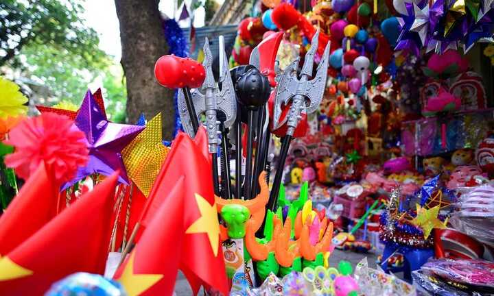 Chợ trung thu tràn ngập đồ chơi bạo lực