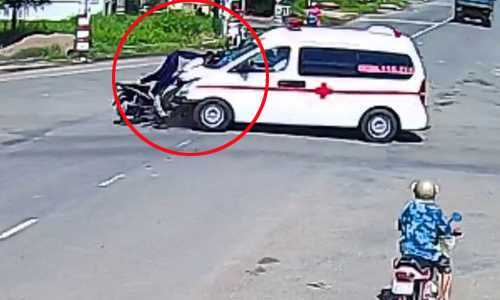 Clip xe cứu thương vượt đèn đỏ, hất tung người đi xe máy lên trời