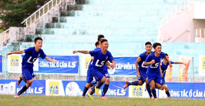 Quân bầu Đức lần đầu đăng quang giải trẻ