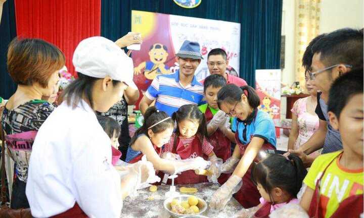 Xuân Bắc 'đội mưa, đội gió' đưa con trai đi học làm bánh trung thu