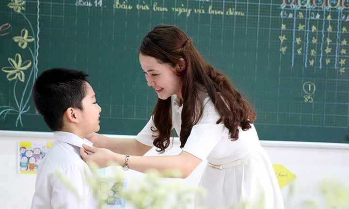 Cô hiệu trưởng viết thơ tặng học sinh chào năm học mới