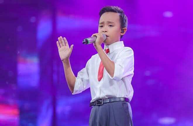 Hồ Văn Cường học hát cùng Đinh Tiến Đạt chuẩn bị cho lễ khai giảng