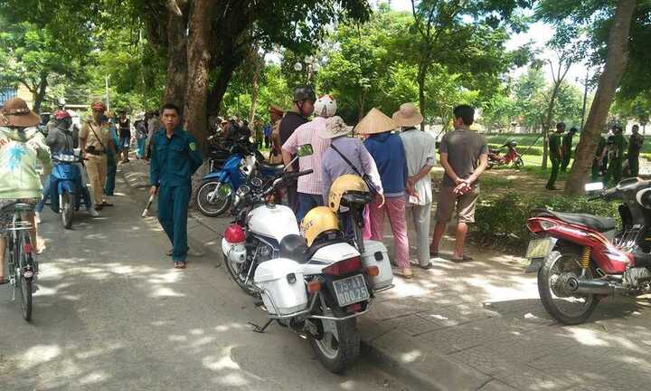 Nhảy xuống sông cứu người định tự tử còn suýt bị ném vỡ đầu