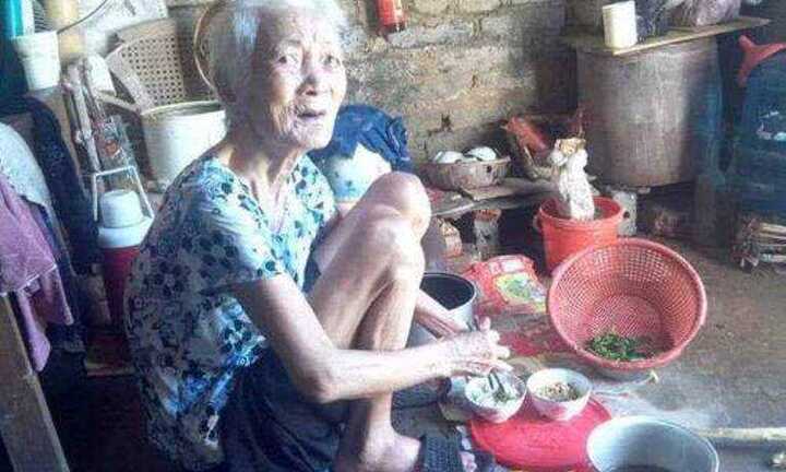 Rơi nước mắt nhìn cụ bà 95 tuổi sống cô đơn trong căn nhà để xe tang