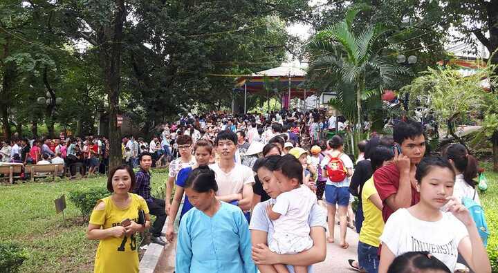Loa công viên Thủ Lệ liên tục phát thông tin tìm trẻ lạc