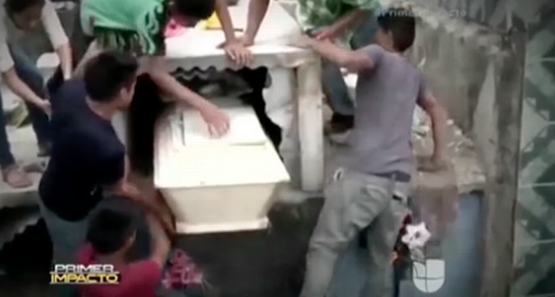 Thai phụ 'sống dậy' sau một ngày nằm dưới mộ