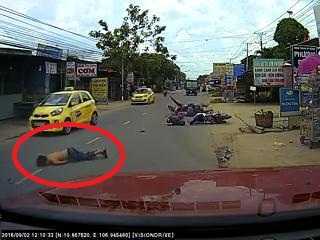 Vượt ẩu, thanh niên đi xe máy 'mài' mặt xuống đường