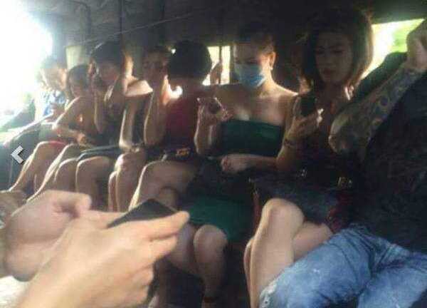 Hơn trăm 'dân chơi' Hải Phòng trong quán bar bị đưa về trụ sở cảnh sát